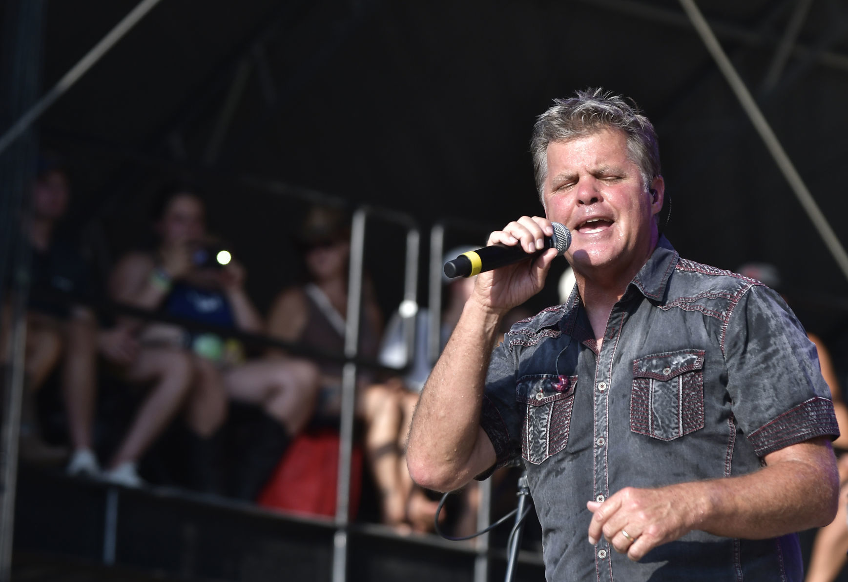 COUNTRY THUNDER